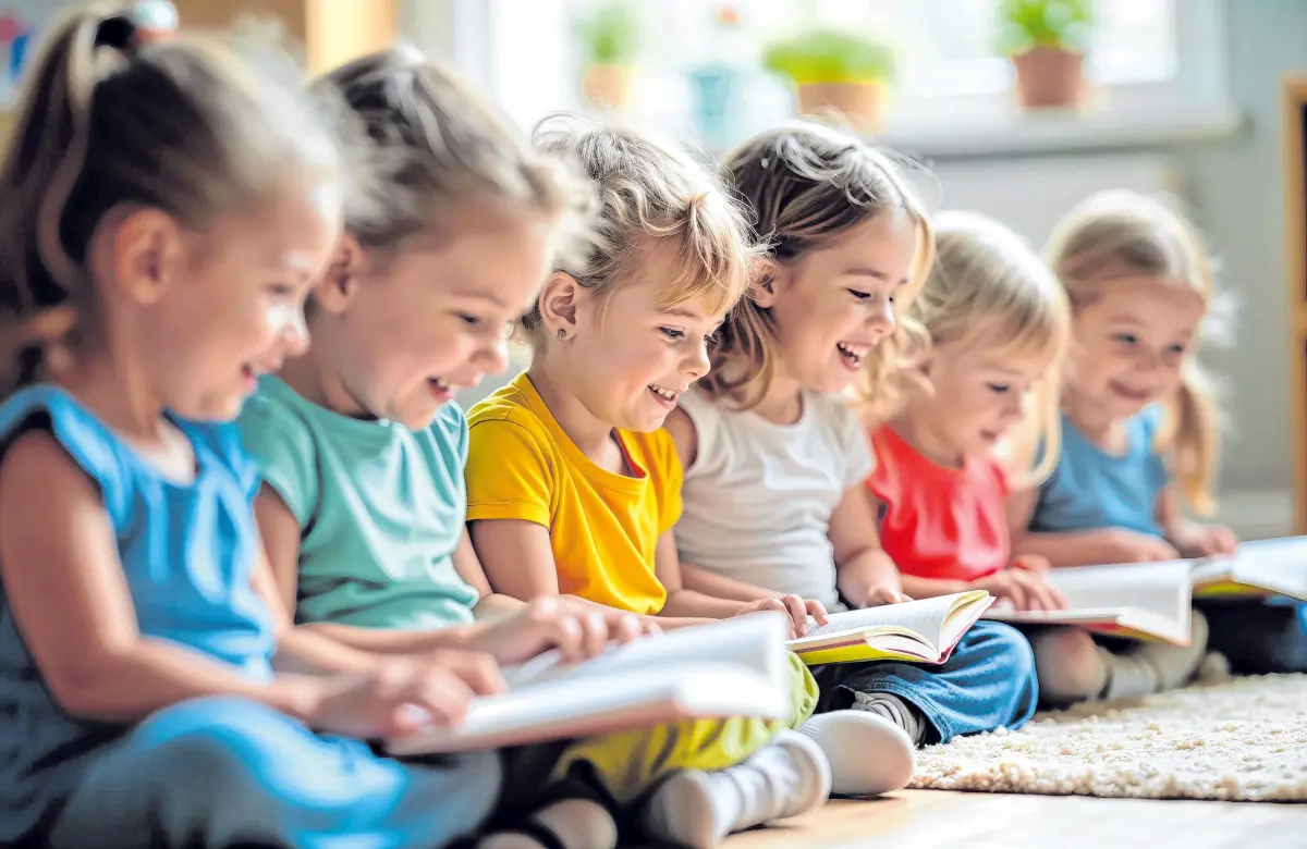 Kinder entdecken gemeinsam spielerisch die Welt der Bücher.⇥Foto: Pete/www.adobe.stock.com
