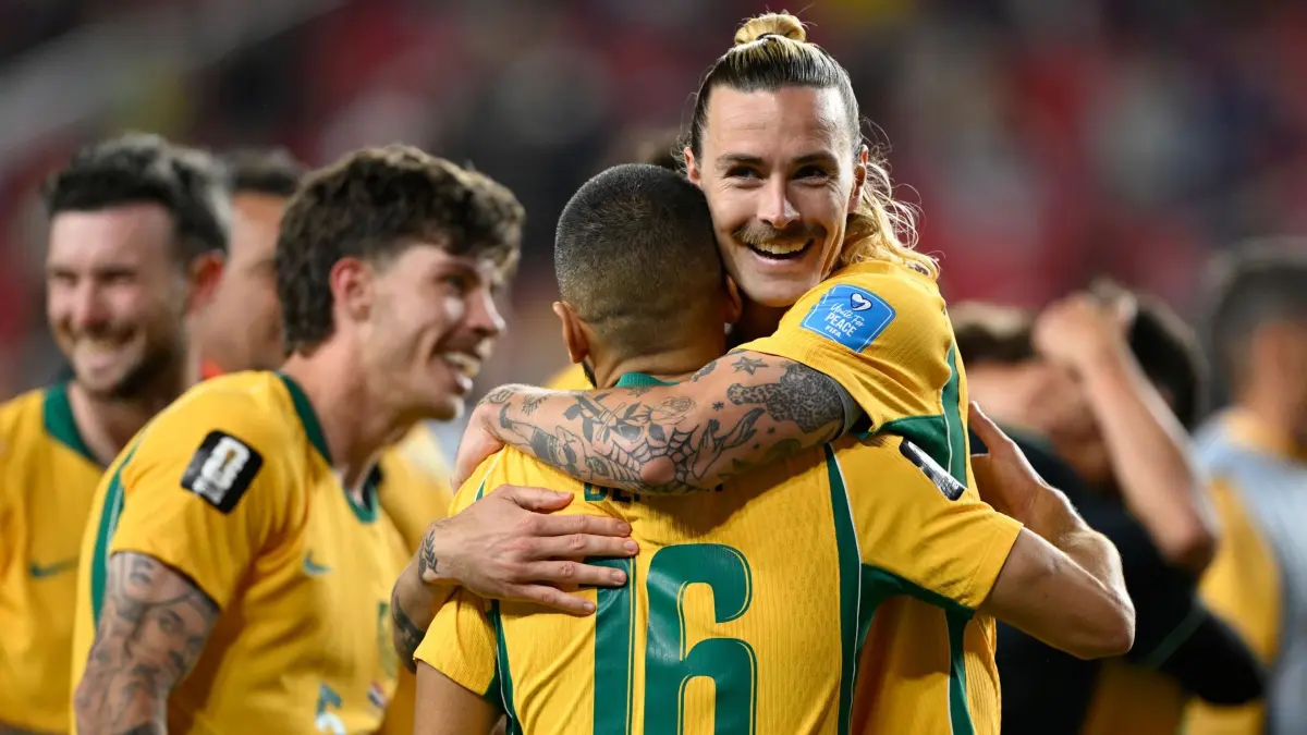 WM 2026 - Paraguay - Australien: 25.06.2026, USA, Santa Clara: Fußball, Männer: WM, Vorrunde, Gruppe D, 3. Spieltag, Paraguay - Australien. Die Australier Jackson Irvine (22) und Aziz Behich (16) feiern nach dem WM-Gruppenspiel. Foto: Eakin Howard/AP/dpa +++ dpa-Bildfunk +++