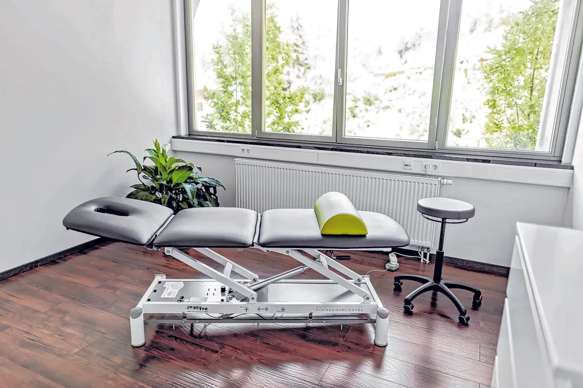 Räume für die Physiotherapie stehen in allen Stockwerken bereit. Aufzüge machen das OG barrierefrei.⇥ Foto: Respofit