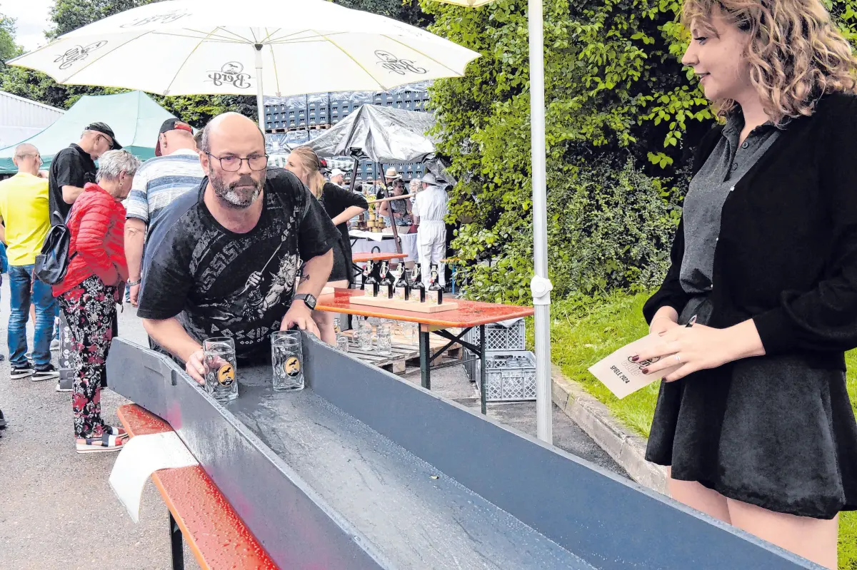 Bierkrug leeren oder schieben? Jeder nach seiner Façon.⇥Fotos: Berg Brauerei
