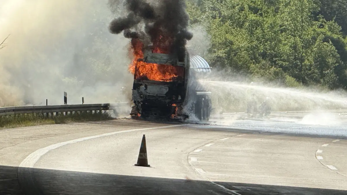 Aichelberg A8: Brand Eines LKW - Feuerwehr im Grosseinsatz: Polizei Ulm Fototermin: (GP) Aichelberg A8 bei km 165, 9:09 Uhr , Fahrtrichtung Stuttgart, Fahrzeugbrand eines Tanklastzugs, keine Verletzten, beide Fahrtrichtungen komplett gesperrt, Feuerwehr vor Ort, Info folgt.