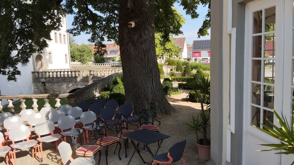 Vor dem Pavillon beim Geislinger Schloß stehen Stühle für eine Trauung bereit.
