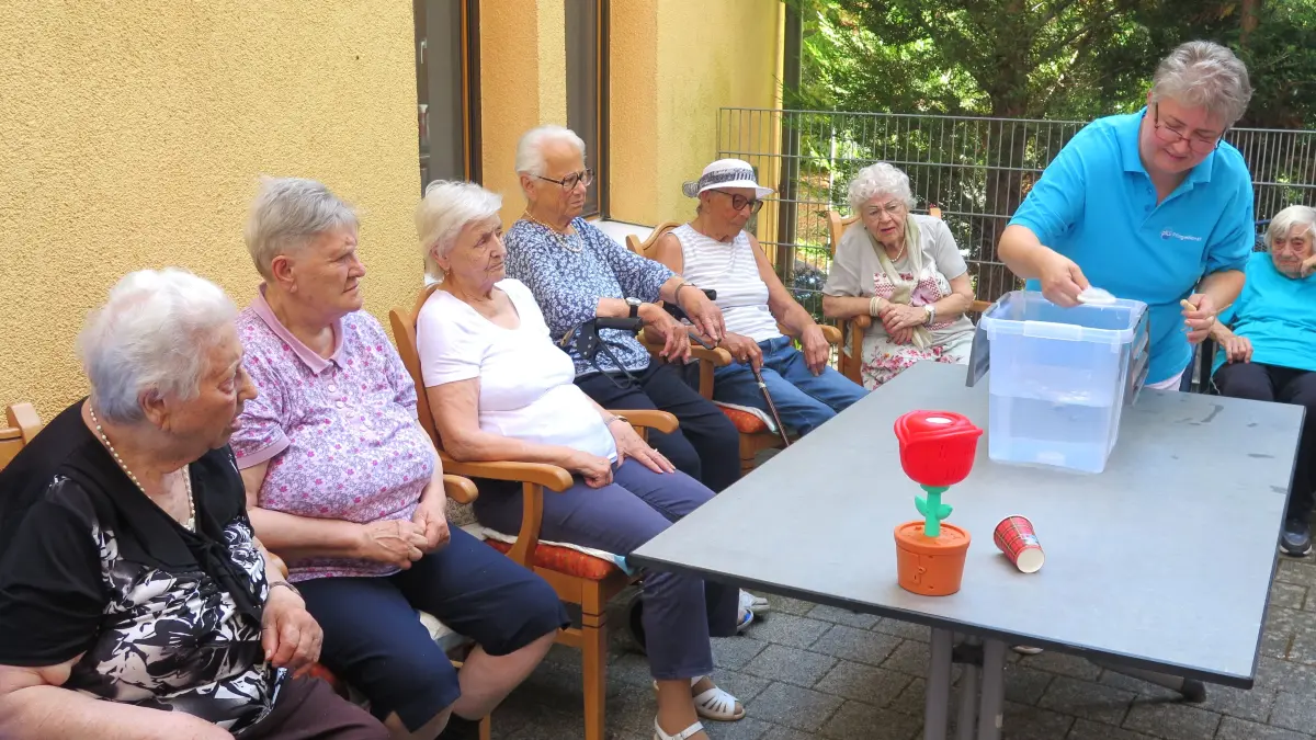 Ob sich das Wattepad wohl mit Wasser vollsaugt und untergeht oder ob es schwimmfähig ist? Die Tagesgäste der PKS Tagespflege in Ostdorf durften beim sommerlichen Schätzspiel ihre Tipps abgeben.