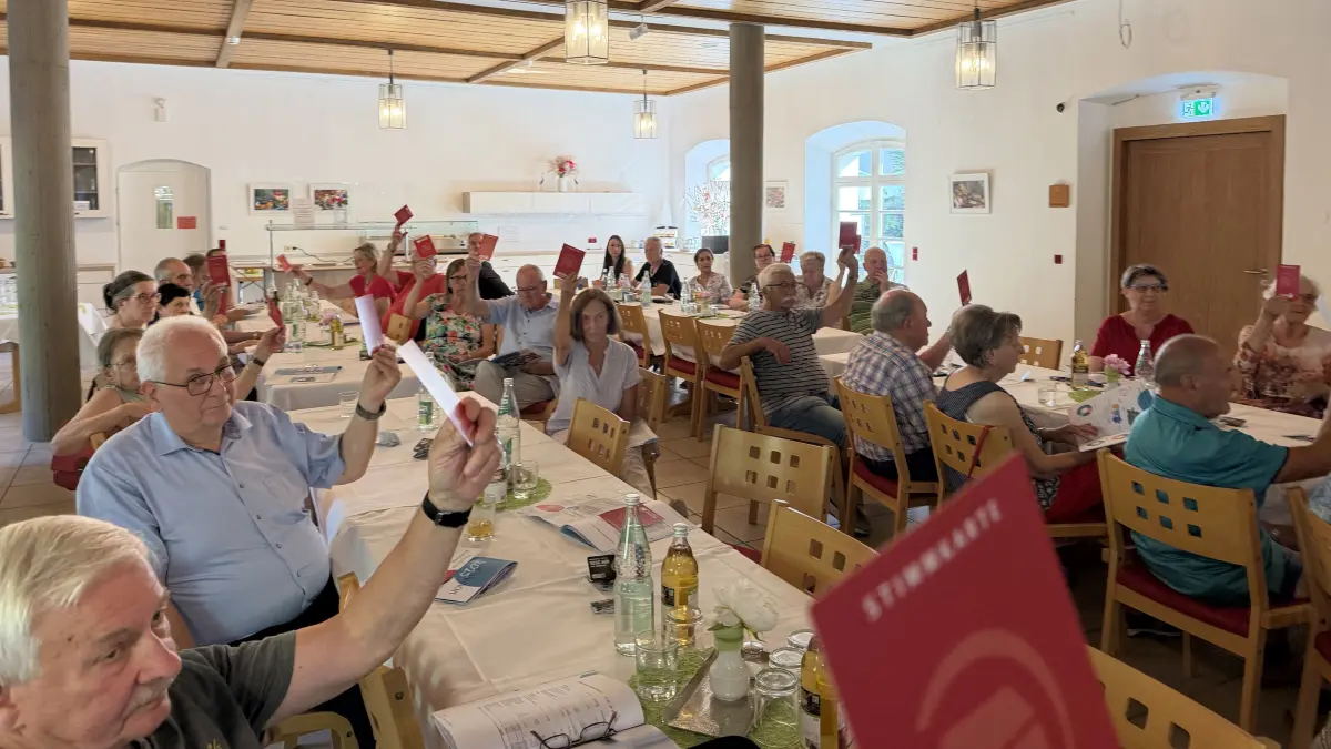 Die Mitglieder der Kreisbau Hechingen stimmen bei der Hauptversammlung in St. Luzen ab.