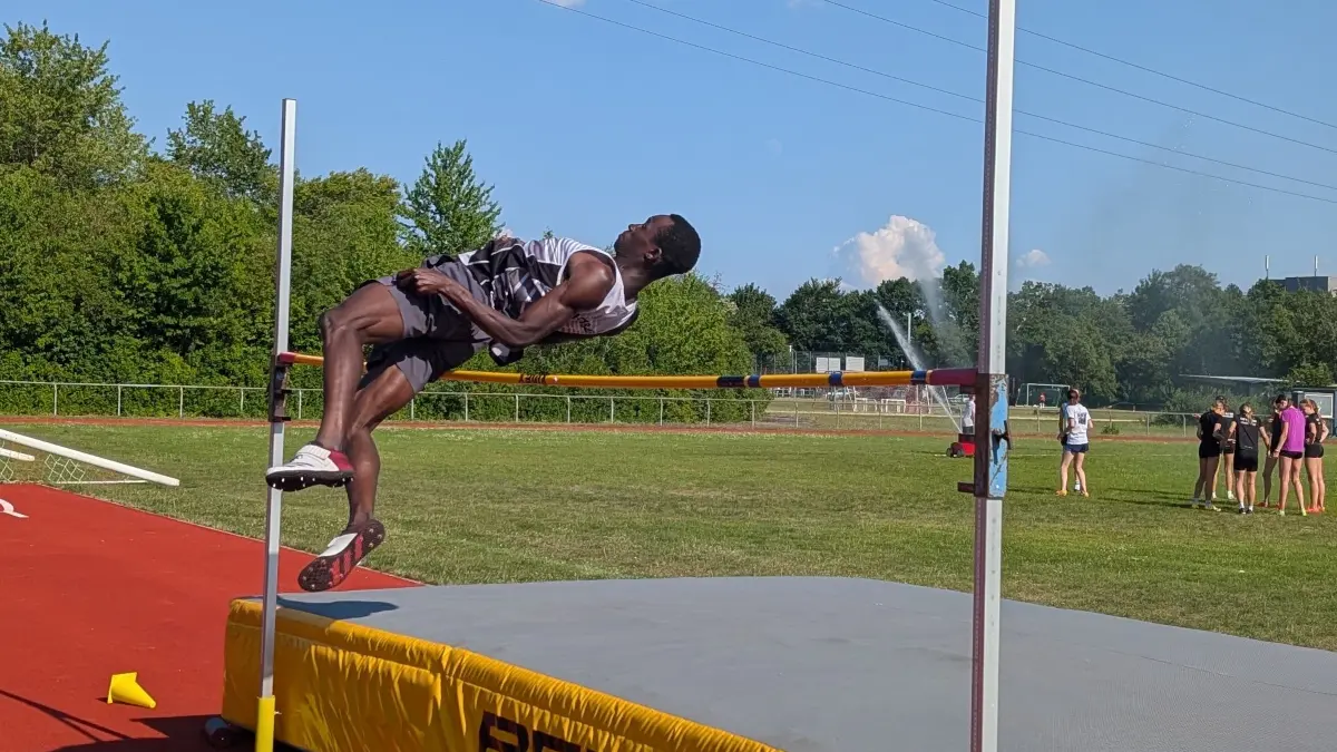 William Kazibwe vom SSV Ulm 1846 beim Hochsprungtraining. Der 18-Jährige peilt die U20-WM an.
