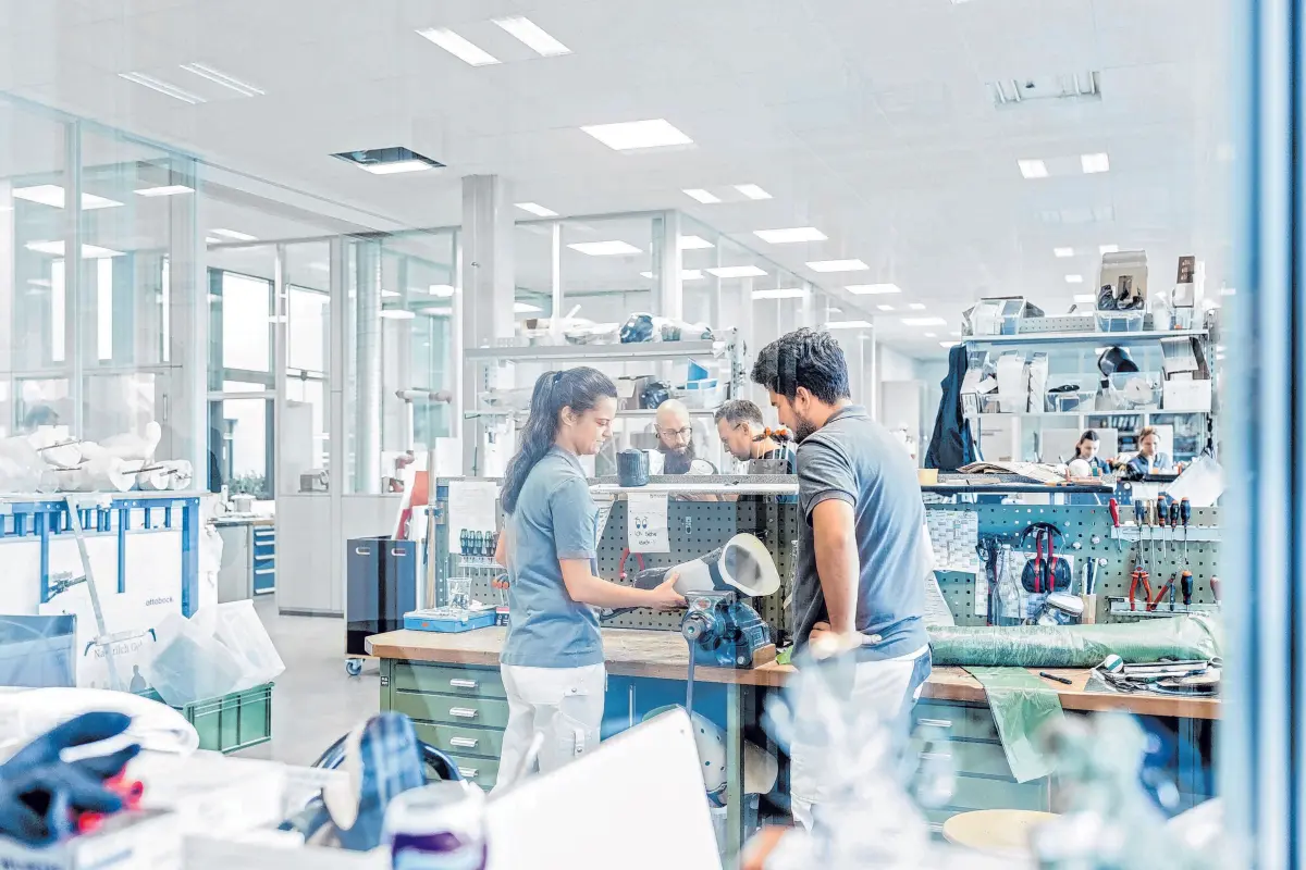 Blick in die orthopädische Werkstatt in der Firmenzentrale.⇥Foto: Häussler