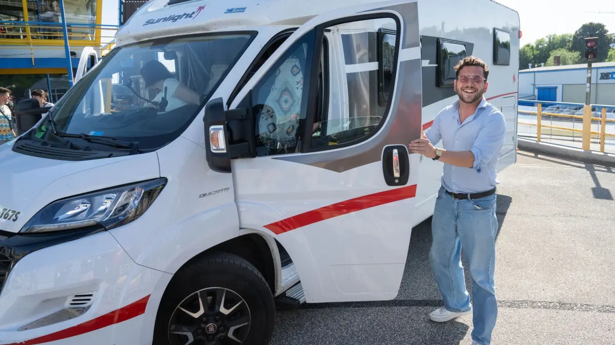 Beginn Ostkongress Bündnis 90/Die Grünen: 26.06.2026, Mecklenburg-Vorpommern, Sassnitz: Felix Banaszak (Bündnis 90/Die Grünen) steigt aus einem Wohnmobil vor dem Glasbahnhof im Hafen von Sassnitz auf der Insel Rügen. Foto: Stefan Sauer/dpa +++ dpa-Bildfunk +++