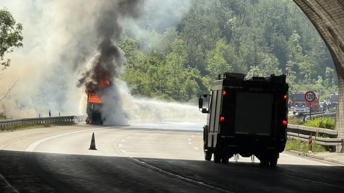 Tanklaster auf der A8 bei Aichelberg in Flammen.