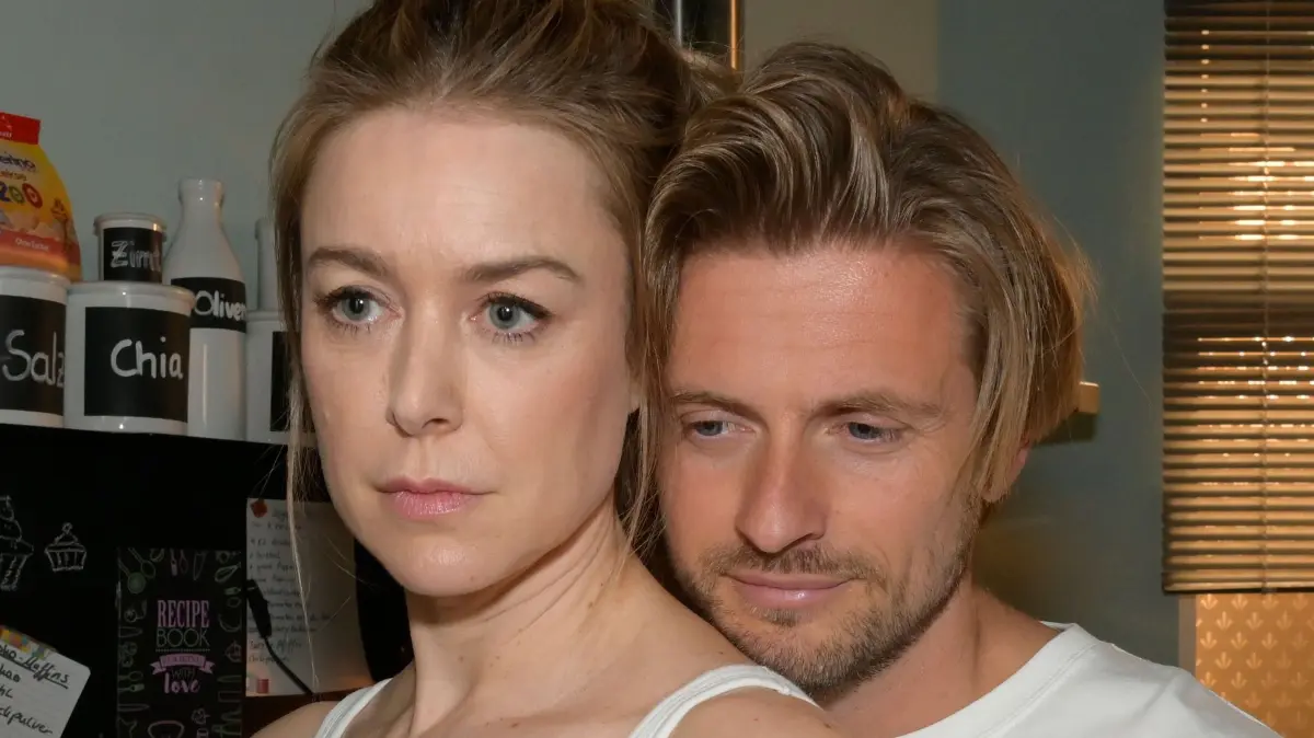 Jessica (Nina Ensmann) muss Philip (Jörn Schlönvoigt) seit Tagen belügen.