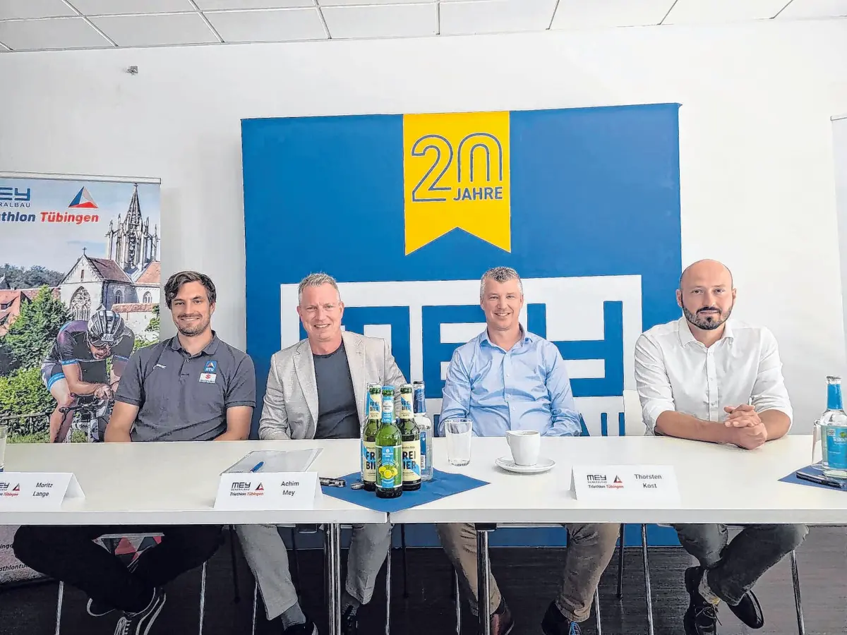 Organisatoren und Sponsoren: v.li.n.re. Projektleiter Moritz Lange, Achim Mey von MeyGeneralbau und Thorsten Kost von KOST Steuerberater und ganz rechts sitzt Lukas Haderlein, Leiter Ordnung und Gewerbe der Stadt Tübingen.⇥Foto: Swantje Kaiser