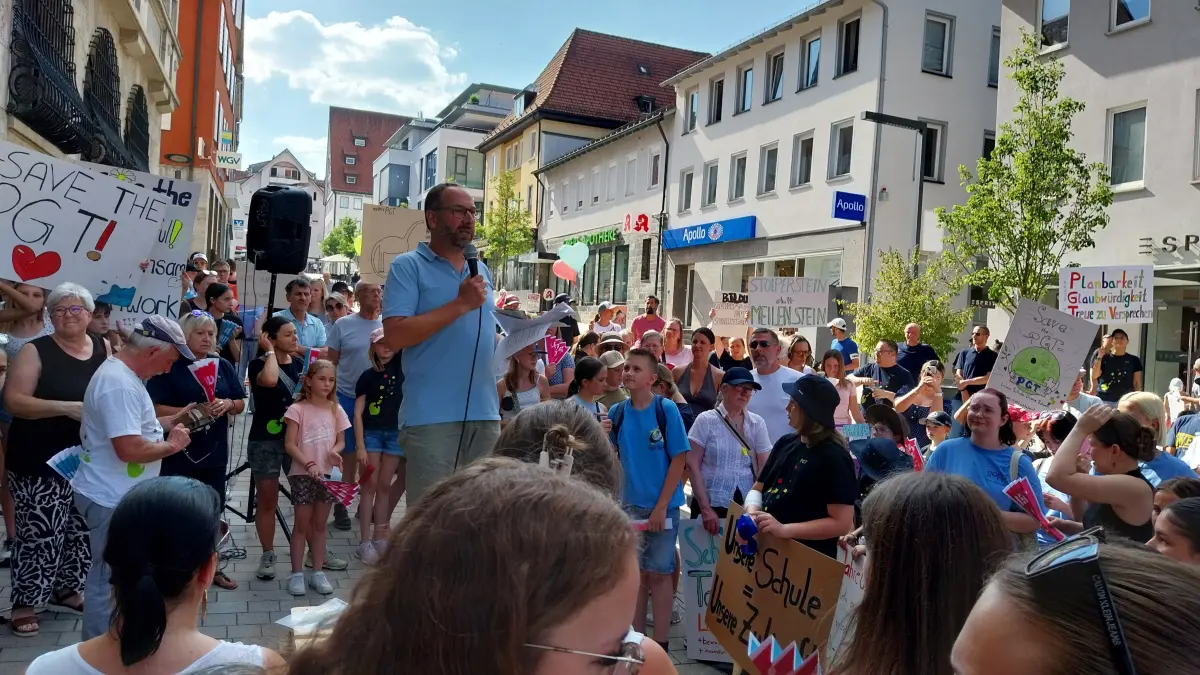 Stephan Maulbetsch, Schulleiter des PGT, warb bei der Kundgebung vor dem Ebinger Rathaus für den Erhalt der Schule im Oberen Talgang.