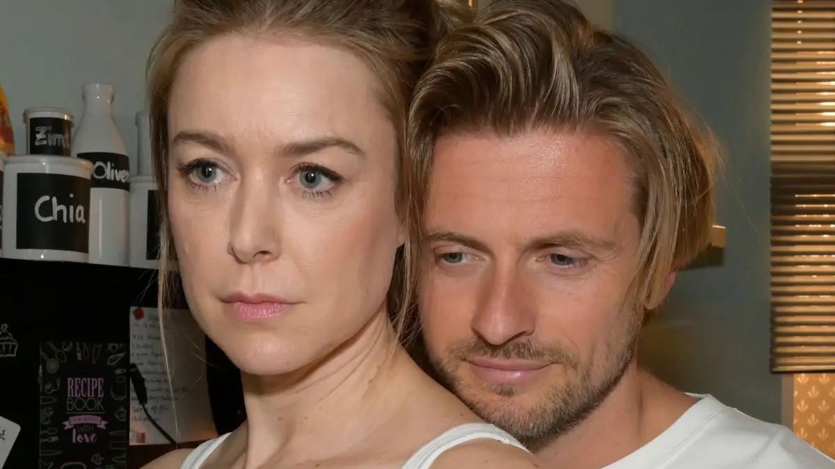 Jessica (Nina Ensmann) und Philip (Jörn Schlönvoigt) durchleben eine schwere Vertrauenskrise.