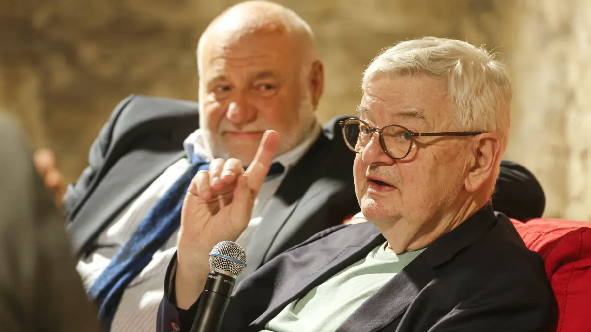 Joschka Fischer (vorne) und Rezzo Schlauch beim Gespräch in Bächlingen. Es war ein vergnüglicher Abend – aber als es um die Zukunft Deutschlands und der Welt ging, wurde der ehemalige Außenminister ernst und eindringlich.