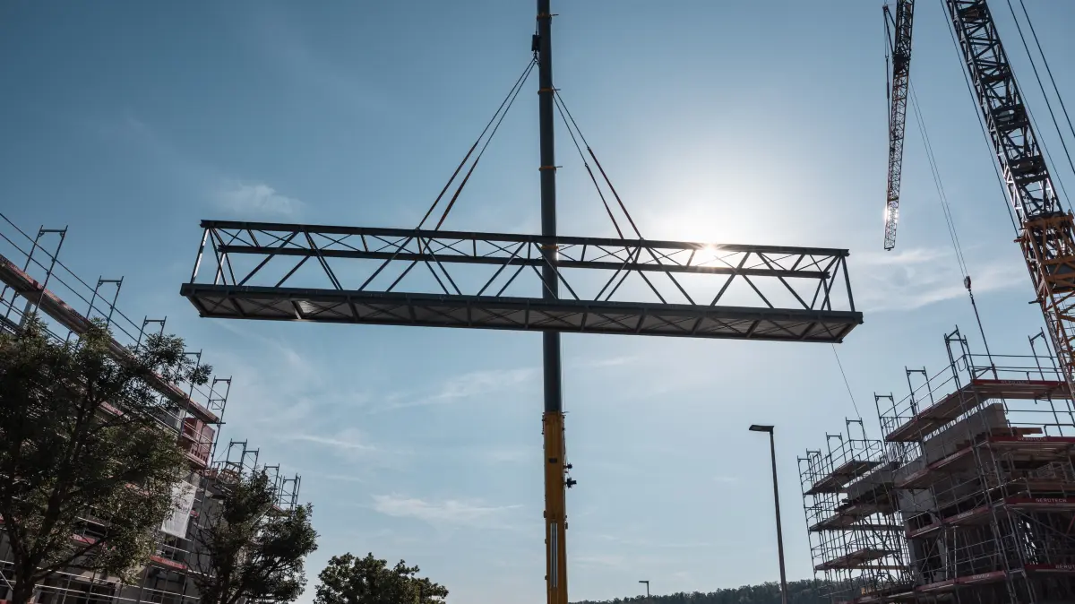 Mit einem Autokran wurde die 30 Tonnen schwere Brücke eingehoben.