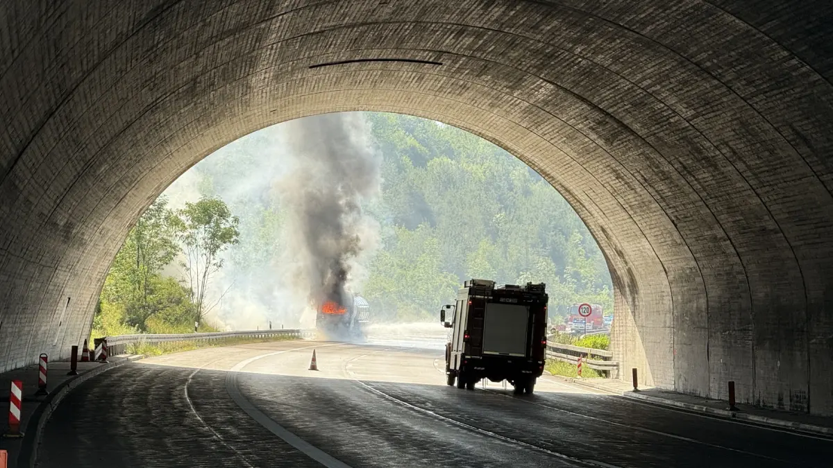 Tanklaster auf der A8 bei Aichelberg in Flammen.