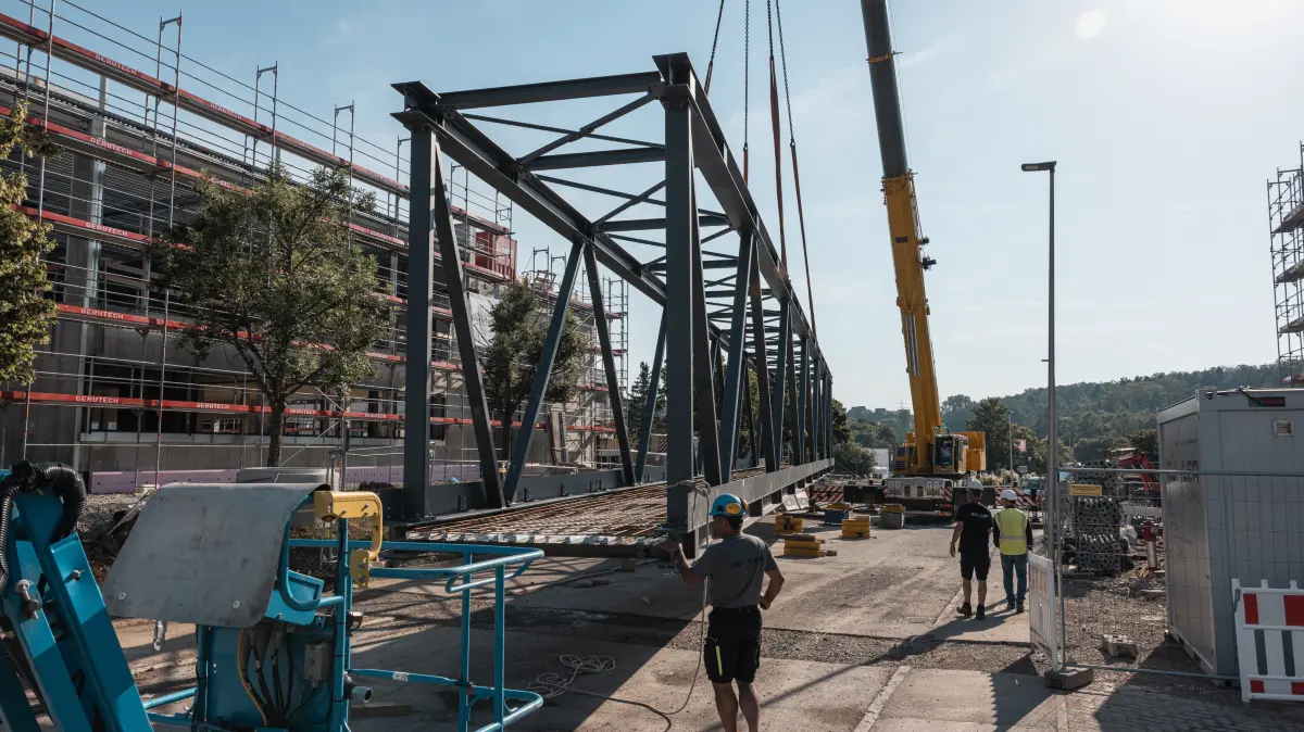 Die Brücke über die Straße "Lotzenäcker" schafft kurze Wege auf dem wachsenden Bentley-Betriebsgelände.