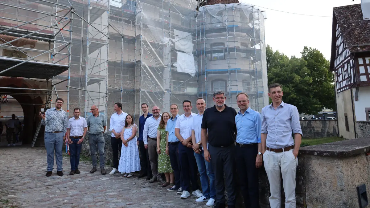 Im Glatter Wasserschloss, das derzeit außen saniert wird, ist das landkreisübergreifende Internetportal "Unsere Burgen" präsentiert worden. Mit auf dem Bild: die Landräte aus Rottweil und Reutlingen, Christoph Keckeisen (Zweiter von rechts) und Ulrich Fiedler (Dritter von rechts).