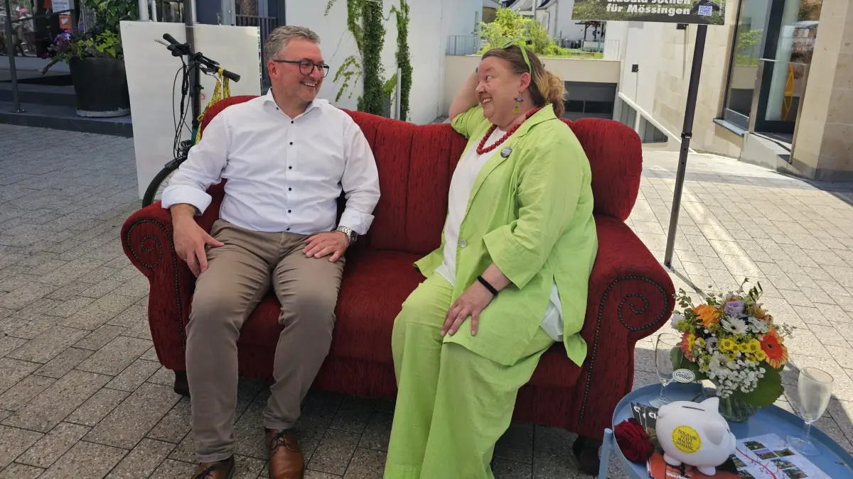 Ein Bild für die Geschichtsbücher: Die beiden OB-Kandidierenden auf dem Roten Sofa.