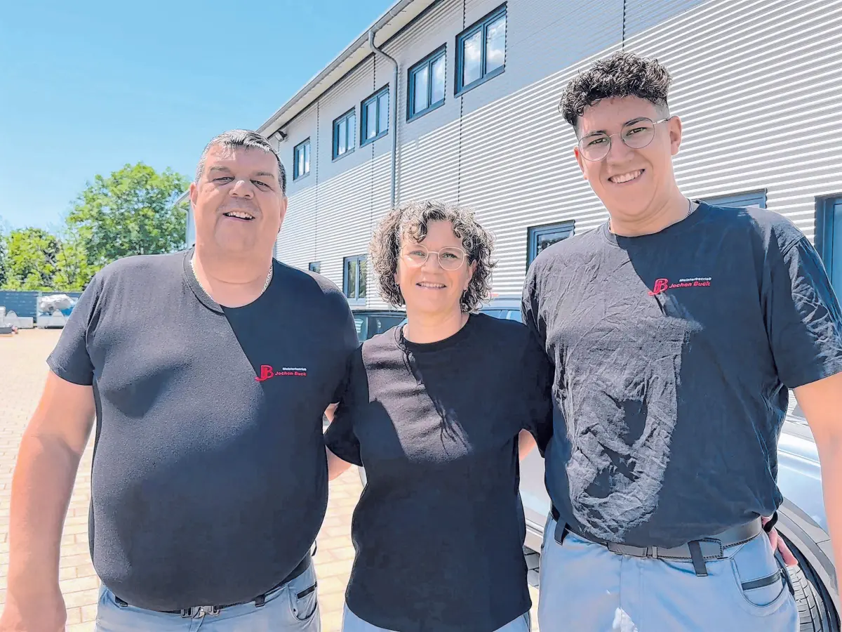 Ein waschechtes Familienunternehmen: Jochen Buck, Silvia Buck und ganz rechts Sohn Erik Buck freuen sich darauf, viele Besucherinnen und Besucher zum Tag der offenen Tür zu begrüßen. ⇥ Foto: Natalie Eckelt