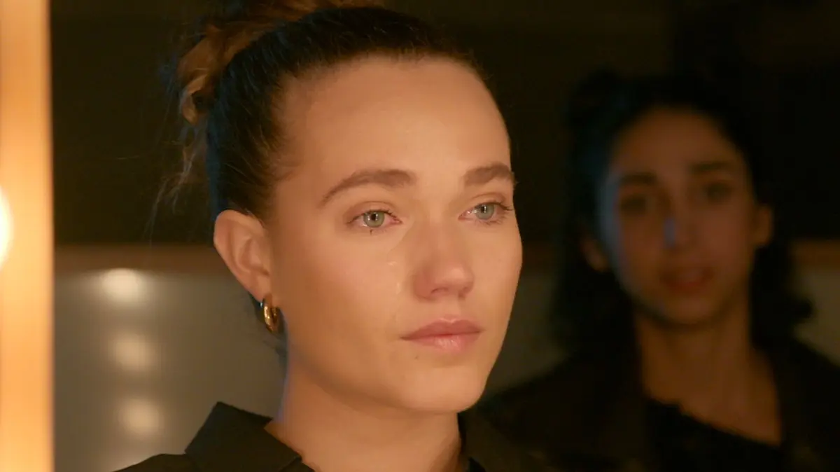 Joana (Josephine Martz) und Leyla (Suri Abbassi) machen sich für die Party fertig, als plötzlich Elias (Robin Schick) mit einer schrecklichen Nachricht hereinkommt.