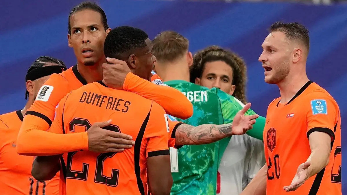 WM 2026 - Tunesien - Niederlande: 25.06.2026, USA, Kansas City: Fußball, Männer: WM, Vorrunde, Gruppe F, 3. Spieltag, Tunesien - Niederlande. Die Niederländer Virgil van Dijk (4) und Denzel Dumfries (22) feiern den Sieg. Foto: Charlie Riedel/AP/dpa +++ dpa-Bildfunk +++