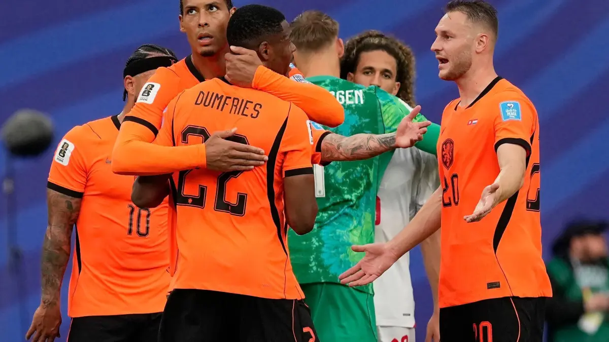 WM 2026 - Tunesien - Niederlande: 25.06.2026, USA, Kansas City: Fußball, Männer: WM, Vorrunde, Gruppe F, 3. Spieltag, Tunesien - Niederlande. Die Niederländer Virgil van Dijk (4) und Denzel Dumfries (22) feiern den Sieg. Foto: Charlie Riedel/AP/dpa +++ dpa-Bildfunk +++