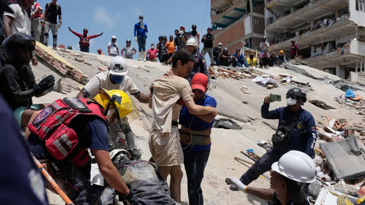 Erdbeben in Venezuela: 26.06.2026, Venezuela, Catia la Mar: Rettungskräfte versorgen Daniel Cordero, nachdem sie ihn zwei Tage nach dem Erdbeben aus den Trümmern geborgen haben. Foto: Fernando Vergara/AP/dpa +++ dpa-Bildfunk +++