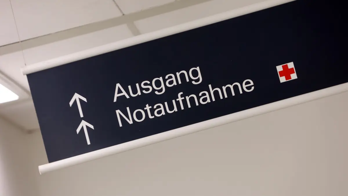 Notaufnahme im Krankenhaus: SYMBOLBILD - 17.06.2025, Bayern, Augsburg: Ein Schild weißt im Universitätsklinikum auf die Notaufnahme hin. (zu dpa: «Krankenhäuser rufen zu mehr Achtsamkeit bei Hitze auf») Foto: Karl-Josef Hildenbrand/dpa +++ dpa-Bildfunk +++