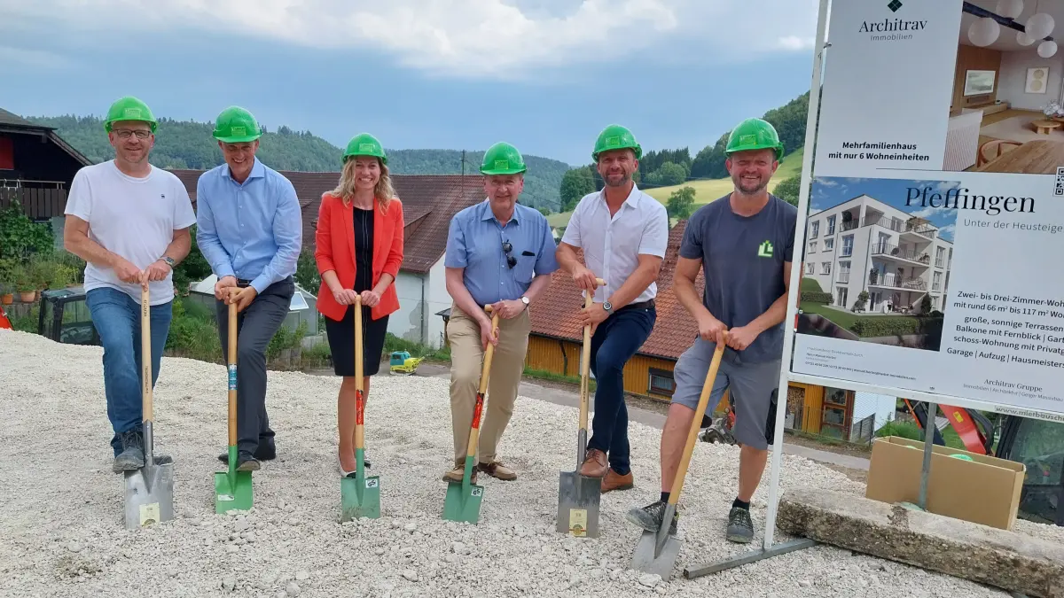 Symbolischer Spatenstich für das Sechs-Familienhaus in Albstadt-Pfeffingen: Christian Löffler (Löffler Hoch- und Tiefbau, von links), Alexander und Michaela Kröger (Inhaber und Geschäftsführer von Geiger Massivbau), Oberbürgermeister Roland Tralmer, Marc Zatrieb (Bauleiter Geiger Massivbau) und Manuel Herbst (Vertriebsleiter Herbst Immobilien).