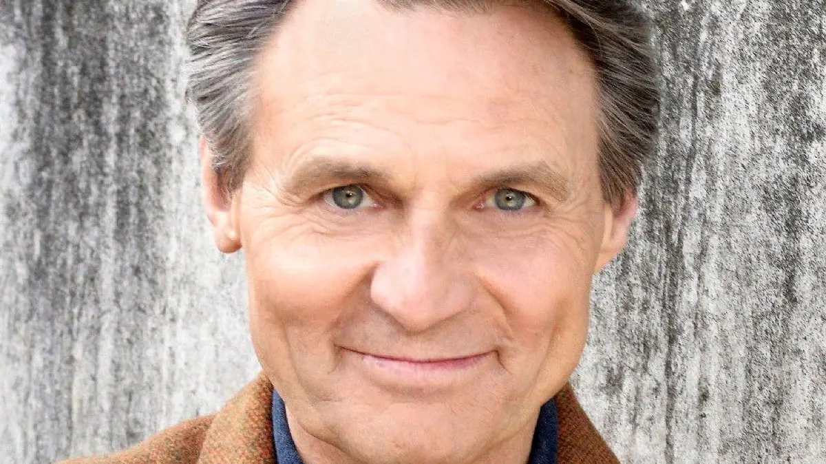 GZSZ-Urgestein Jo Gerner (Wolfgang Bahro) wird im Netz von einer Frau angemacht.