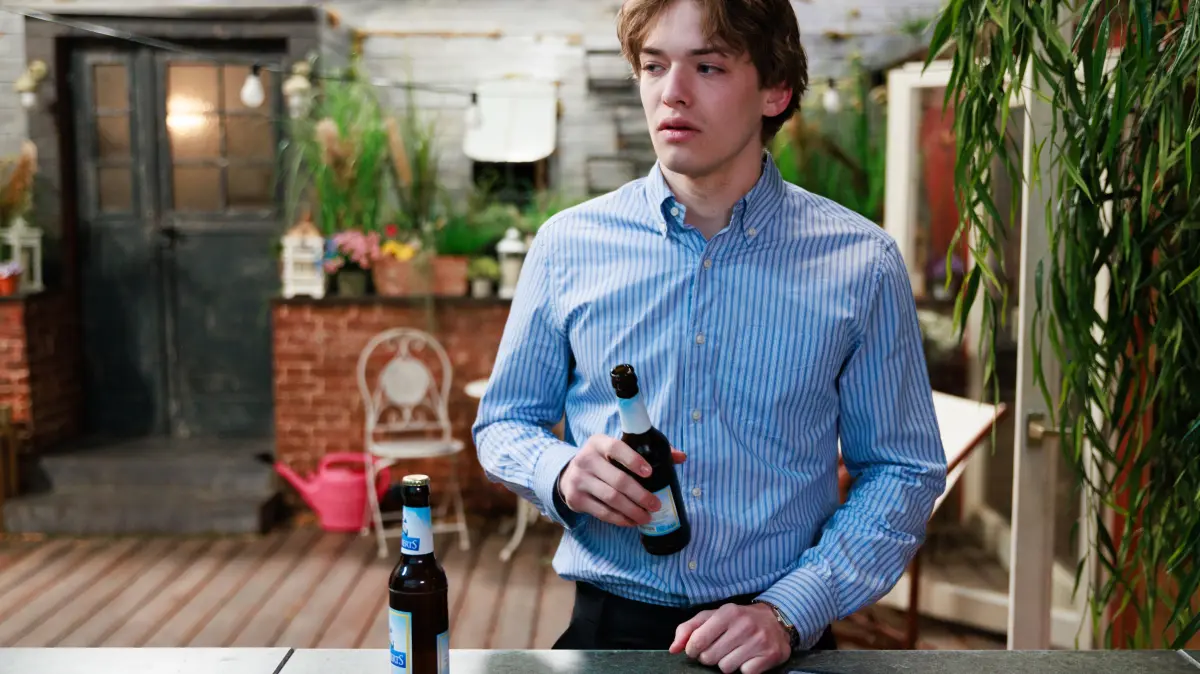 Julius (Lennox Halm) feiert seinen Geburtstag traurig allein.