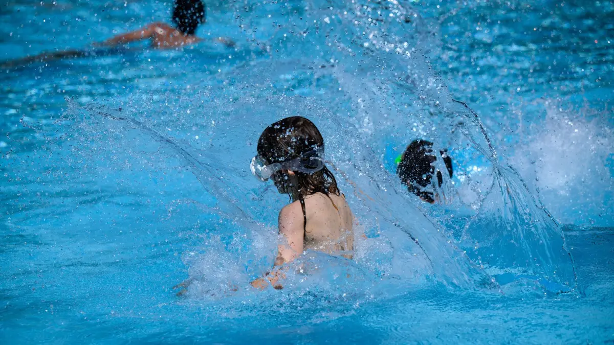 Schwimmende Kinder: ARCHIV - 18.07.2024, Berlin: Kinder springen im Sommerbad Neukölln ins Schwimmbecken. (zu dpa: «Spender ermöglicht Kindern freien Freibad-Eintritt») Foto: Bernd von Jutrczenka/dpa +++ dpa-Bildfunk +++