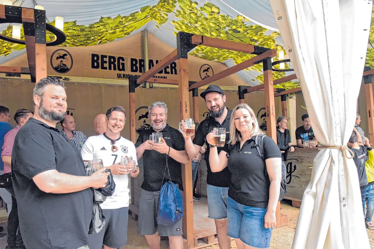 Prost! Dieses gesellige Wort hört man an vielen Stellen während des Ulrichsfestes.⇥
