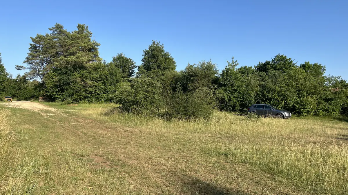 Nördlich des Lauterdörfles liegt eine ruhige Fläche im Grünen, auf der ein naturnaher Wohnmobilstellplatz entstehen soll. Das Gelände wird derzeit unter anderem immer wieder zum Parken genutzt.