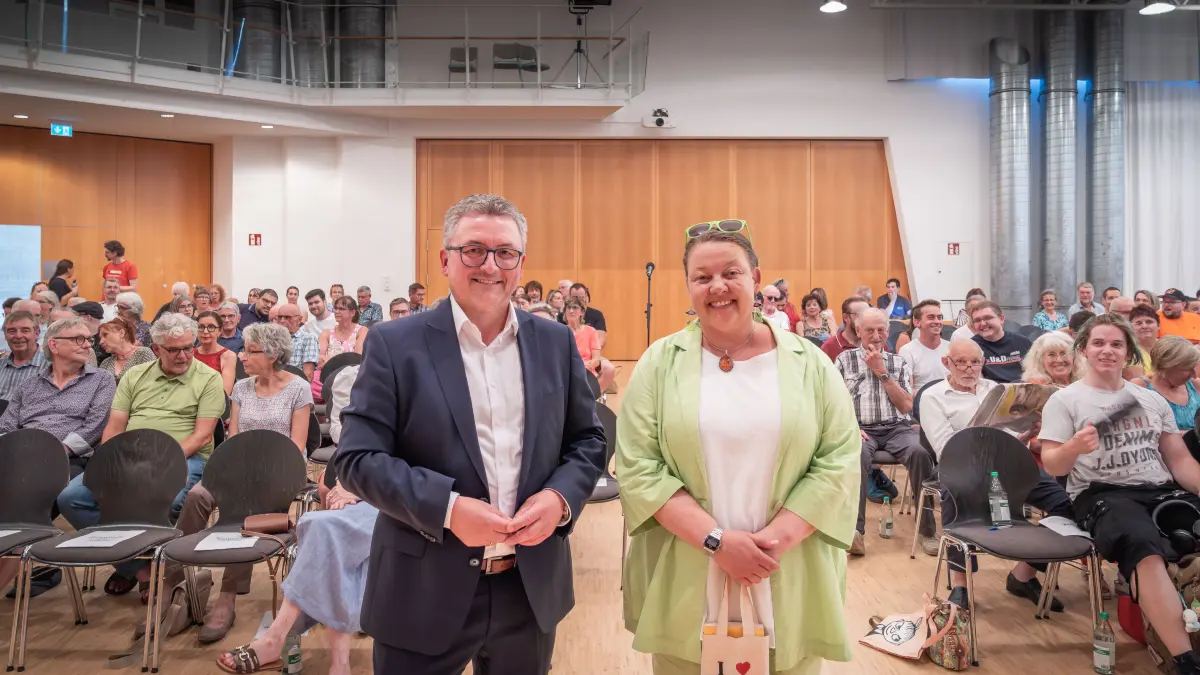 Vor etwa 250 Mössingerinnen und Mössingern stellten Michael Bulander und Claudia Jochen ihre wichtigsten Themen im Vorfeld der Oberbürgermeisterwahl am 5. Juli vor.
