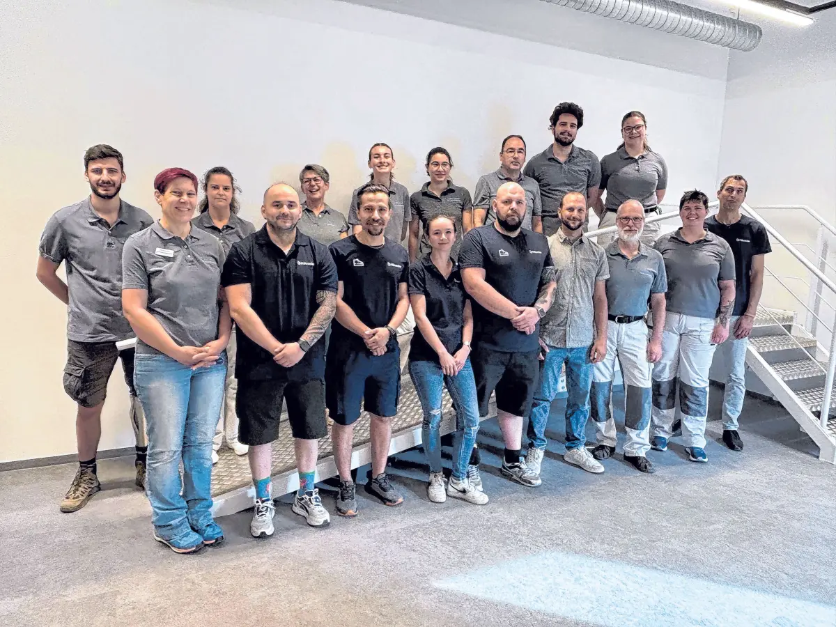 Bereichsleiterin Stephanie Bayer (2. v. l.) mit einem Teil des Werkstatt-Teams. ⇥Foto: Ulrike Hoche