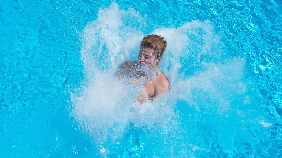 Böblingen Symbolbild zur Hitze Badegaeste im Freibad Deutschland. Symbolbild Archivbild. Ein Badegast landet nach einem Sprung vom Sprungturm in einem Freibadbecken, dabei spritzt Wasser hoch. Das Motiv kann fuer Berichterstattung zu Hitze, Sommerwetter, Freibadsaison, Freizeit und Abkuehlung verwendet werden. Editorial use only. *** Böblingen Stock photo illustrating the heat: Swimmers at an outdoor pool in Germany Stock photo, archive image A swimmer lands in an outdoor pool after jumping off the diving board, sending water spraying upward. This image can be used for coverage of heat, summer weather, the outdoor swimming season, leisure, and cooling off. Editorial use only Copyright: xEibner-Pressefotox EP_EER