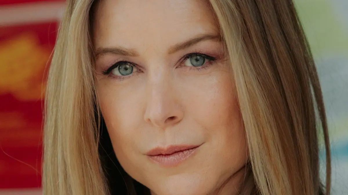 Jessica (Nina Ensmann) muss ihren Verlobten dauerhaft belügen.