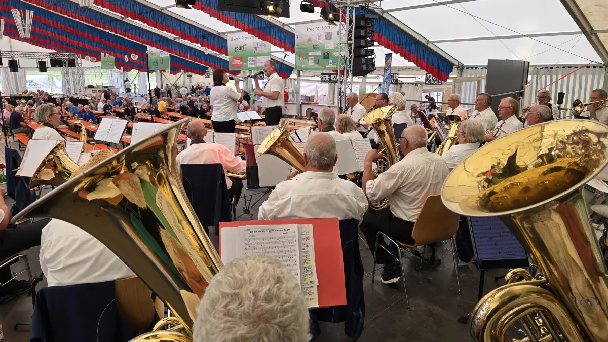 Da, wo die Musik spielt: Die Zollernalb-Musikanten, das Orchester des Blasmusikkreisverbands Zollernalb, haben am Freitagnachmittag den beschwingten Auftakt zum Höfendorfer Superwochenende gegeben.