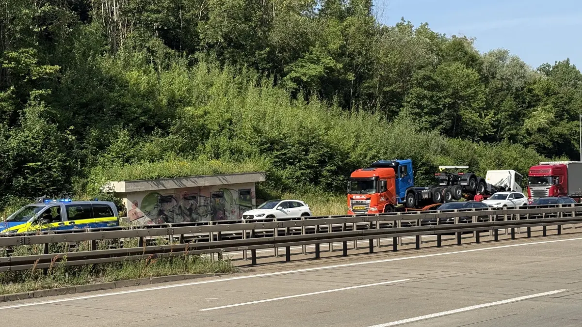 Aichelberg A8: Brand Eines LKW - Feuerwehr im Grosseinsatz: Polizei Ulm Fototermin: (GP) Aichelberg A8 bei km 165, 9:09 Uhr , Fahrtrichtung Stuttgart, Fahrzeugbrand eines Tanklastzugs, keine Verletzten, beide Fahrtrichtungen komplett gesperrt, Feuerwehr vor Ort, Info folgt.