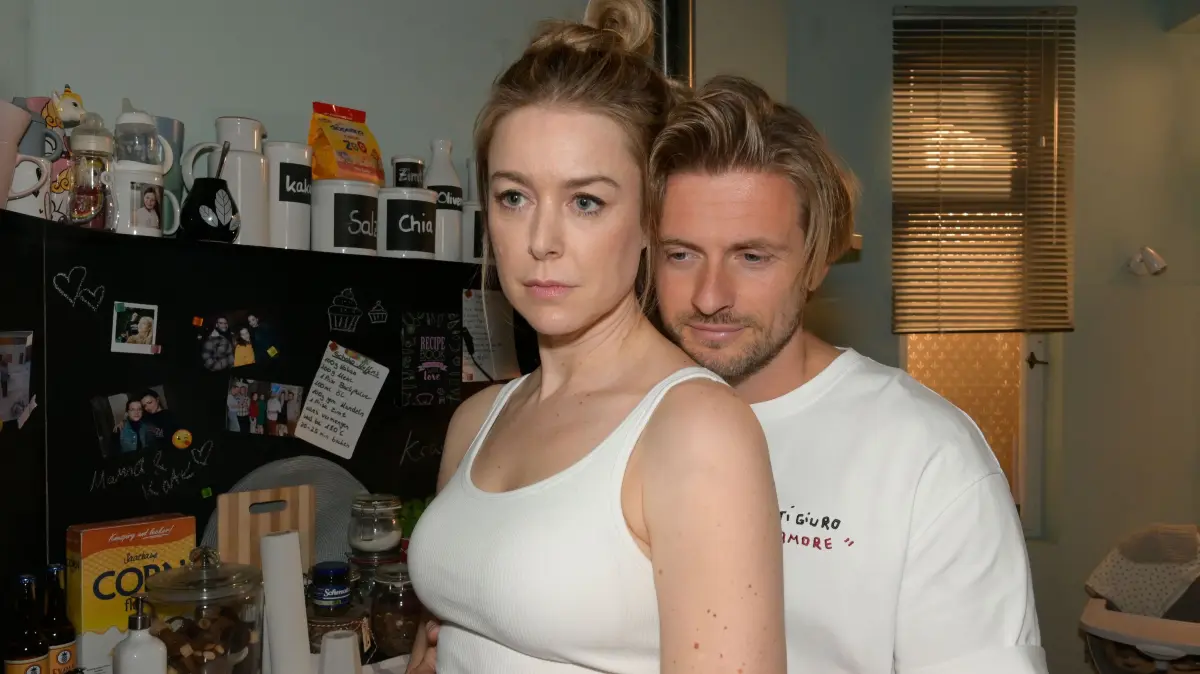 Zwischen Jessica (Nina Ensmann) und Philip (Jörn Schlönvoigt) herrscht dicke Luft.