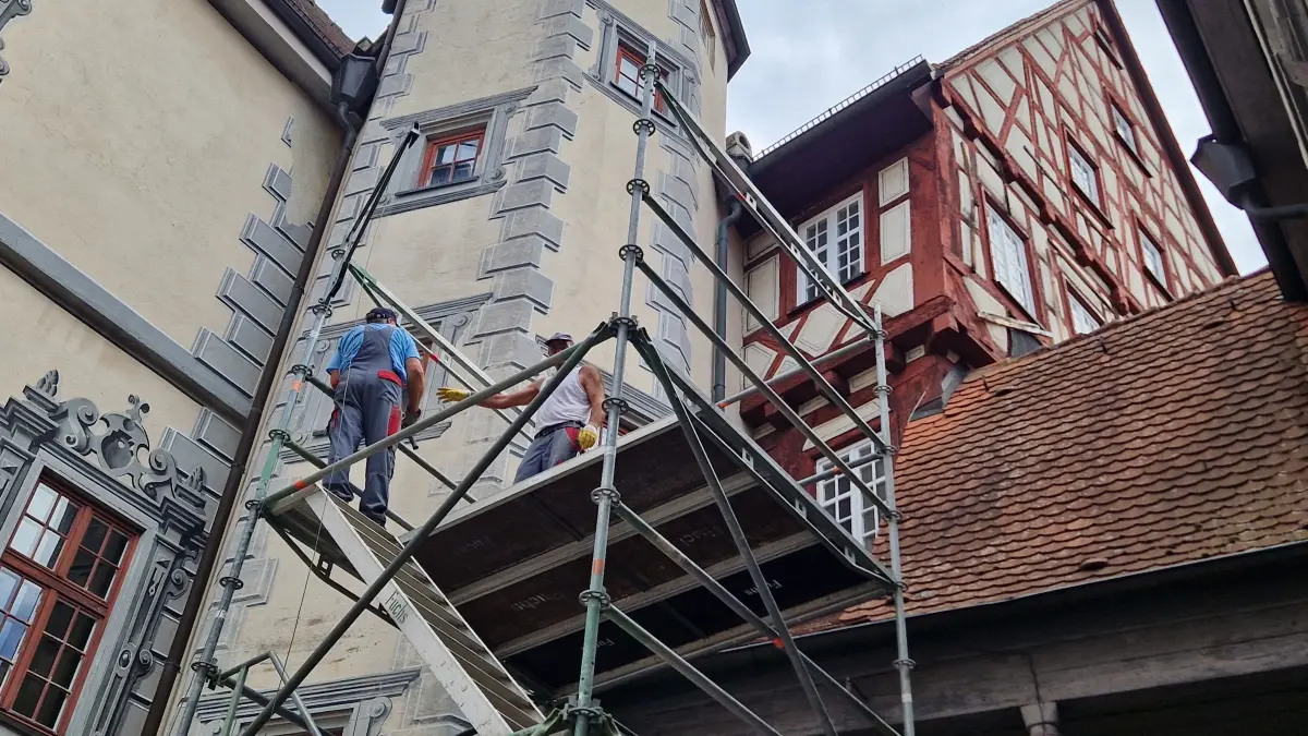 Im Innenhof des Schlosses wurde ein Gerüst aufgebaut, um den wackeligen Kamin abzubauen.