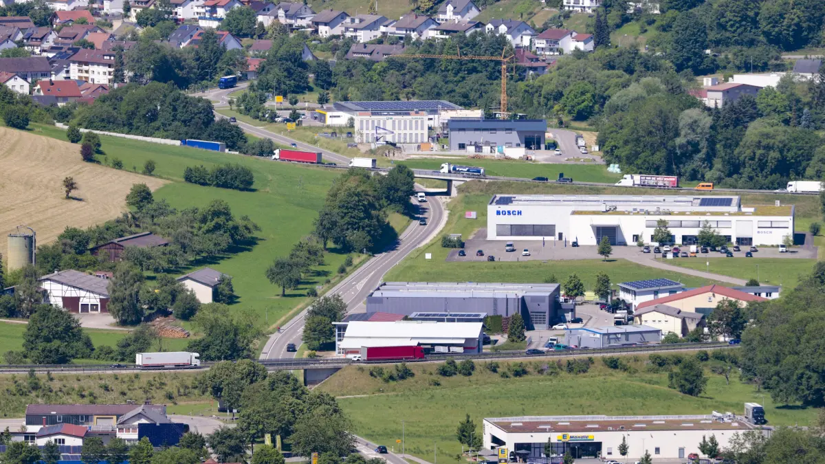 Autobahn A8, Areal zwischen den beiden Richtungsfahrbahnen zwischen Gosbach und Mühlhausen - Blick von der Hiltenburg Bad Ditzenbach