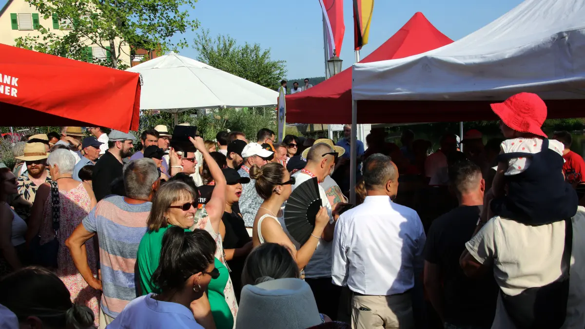 Neckarfest: Beim Fassanstich gab es Gedränge - und Freibier!