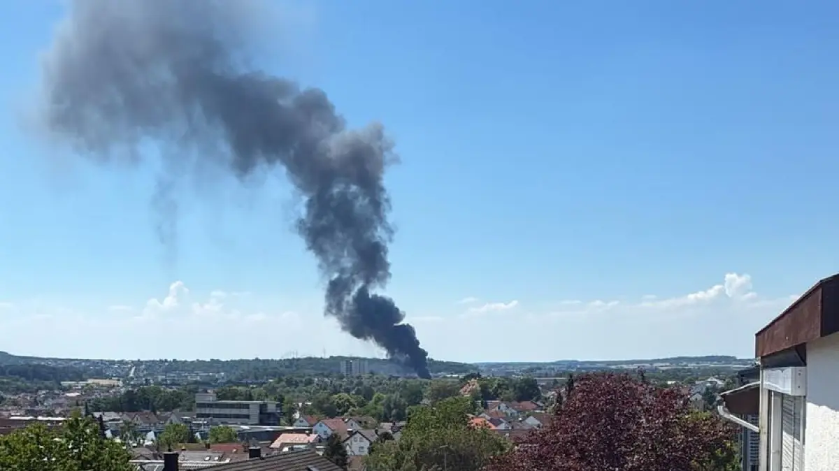 Die Rauchwolke war noch aus großer Entfernung zu sehen.