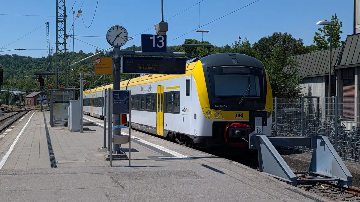 Ein Zug der Ammertalbahn nach Herrenberg steht an Gleis 13 am Hauptbahnhof in Tübingen.