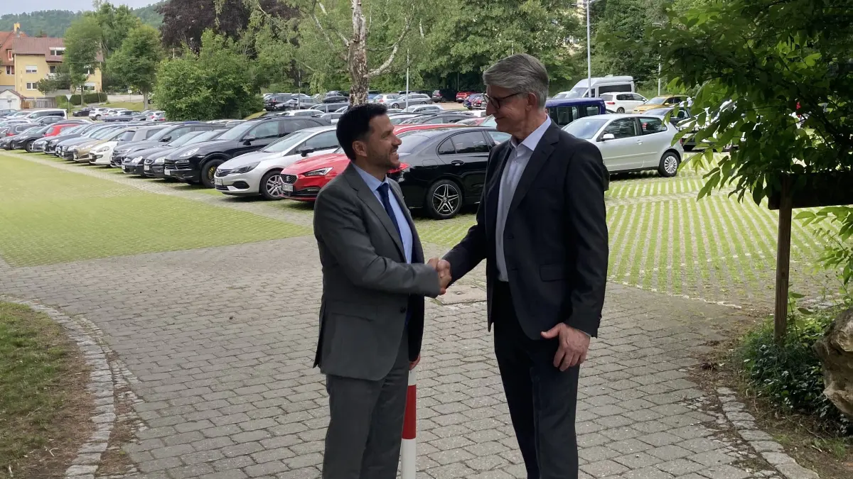 Oberbürgermeister Ignazio Ceffalia und WMF-Geschäftsführer Bernd Stoeppel vor dem WMF-Mitarbeiterparkplatz.