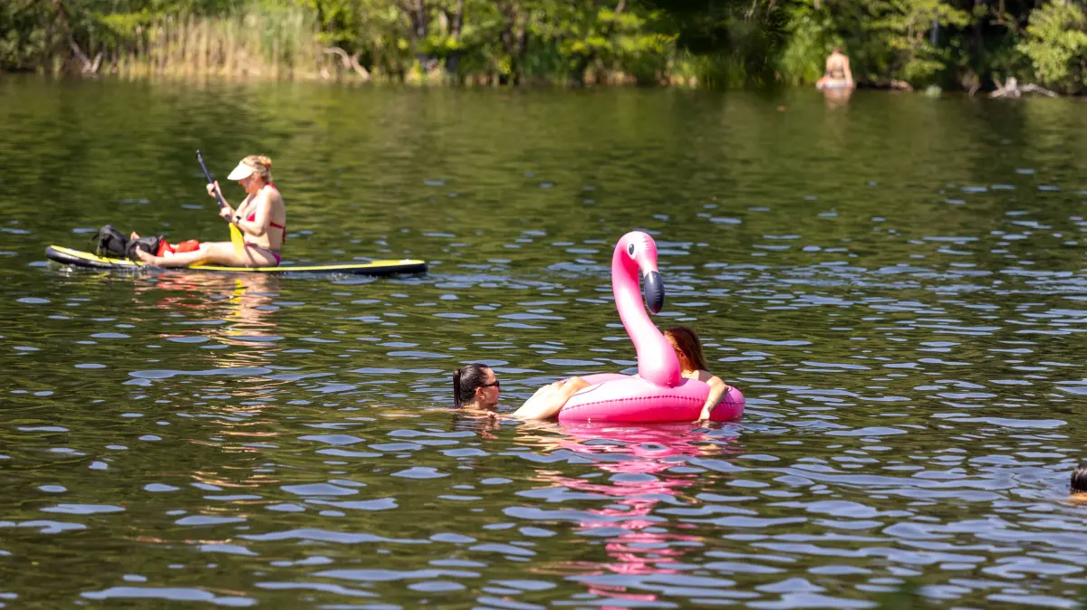 Hitzwelle in Deutschland: Hitzwelle in Deutschland Berlin, Deutschland -27.6.2026: Menschen erfrischen sich bei 38 Grad Celsius am Schlachtensee in Berlin. Mit 41,3 Grad Celsius in Saarbrücken wurde gestern der höchste jemals gemessene Wert in Deutschland aufgezeichnet. Berlin