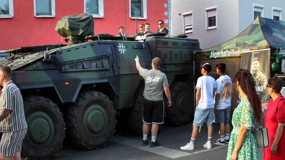 Online-Galerie Neckarfest Rottenburg: Der knapp 4 Millionen teure GTX Boxer am Stand des Jägerbataillon 292 der Bundeswehr.
Bild : Erich Sommer 26.06.2026