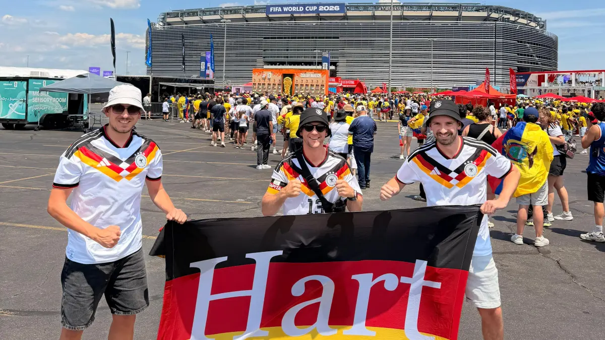 Da war von der Niederlage noch nichts zu ahnen (von links): Roman Fechter, Robin Riethmüller und Felix Stemmer in bester Laune mit ihrer Deutschland/Hart-Flagge vor dem MetLife Stadion.